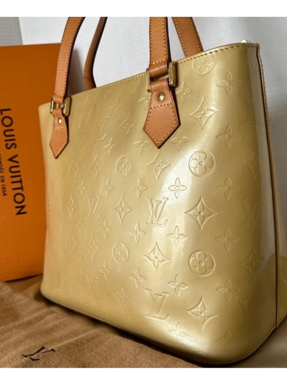 Authentic Louis Vuitton Vernis Houston Shoulder Bag.